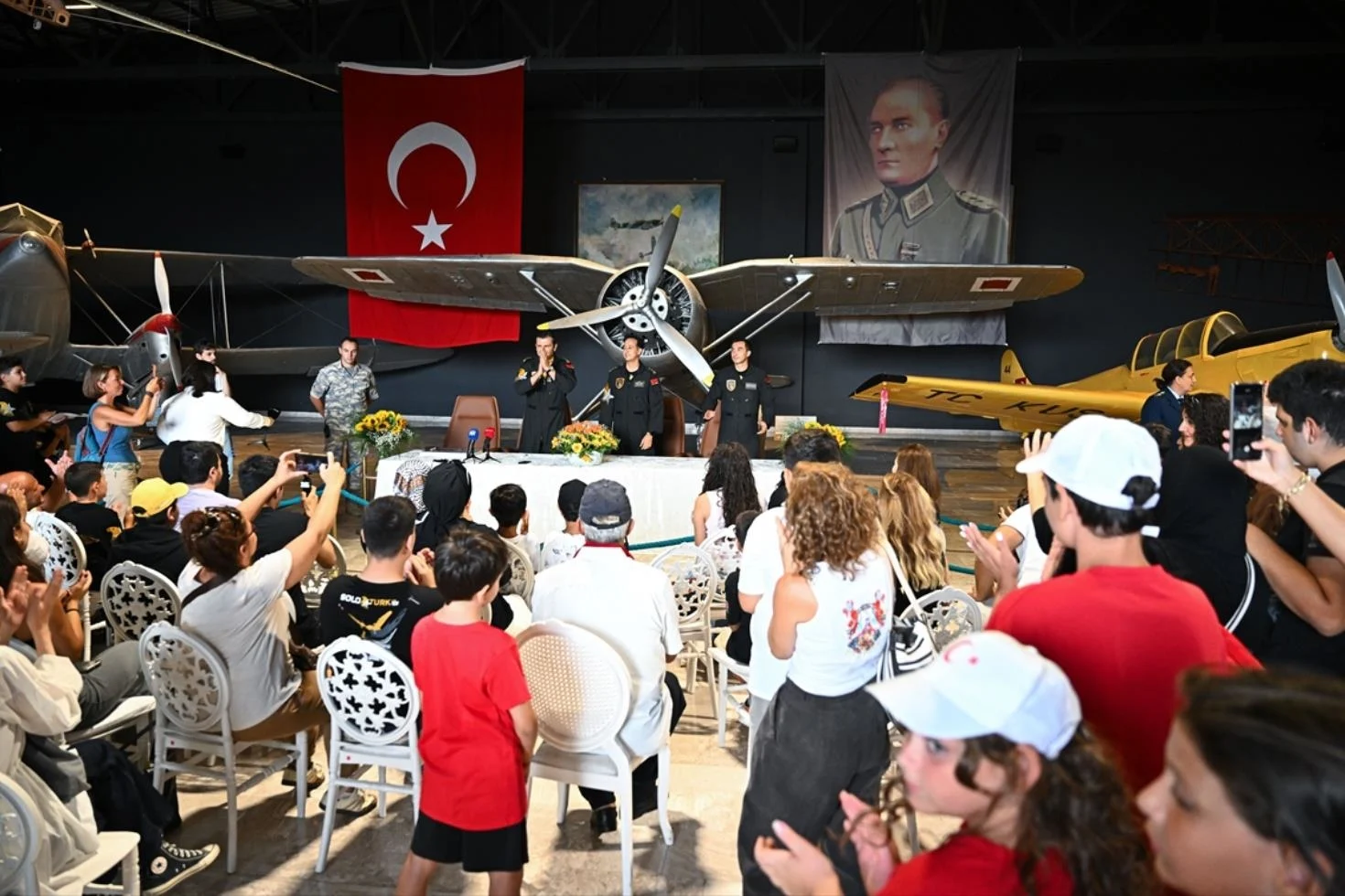 Göklerin çelik kanatları SOLOTÜRK zafer coşkusunu gençlerle paylaştı! Büyük gösteriye çağrı