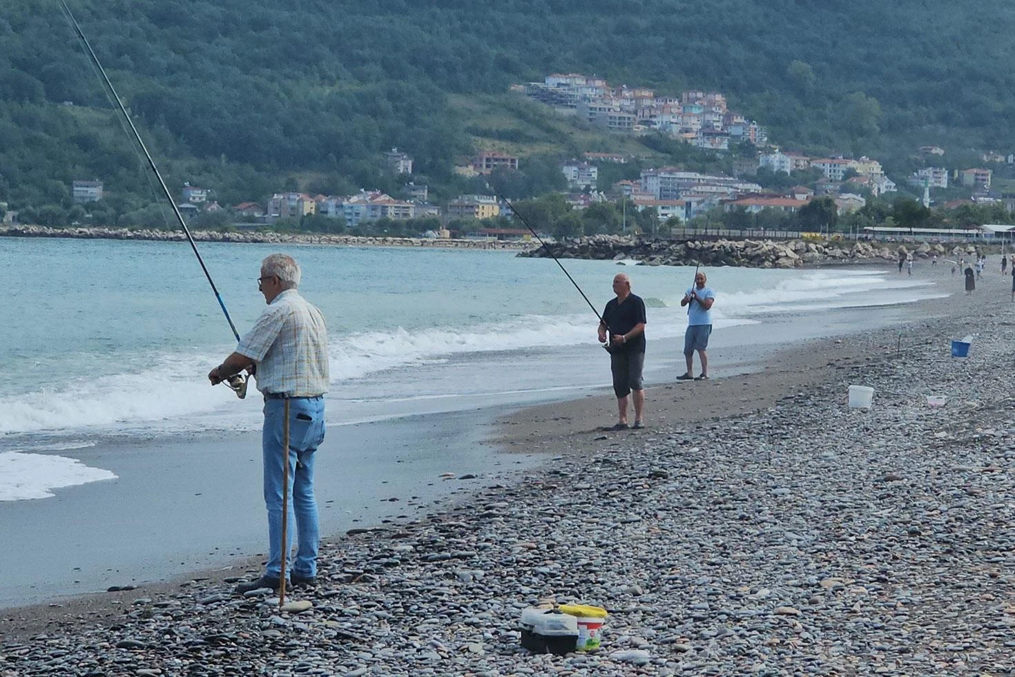 Karadeniz’de balık bolluğu: Oltasını kapan deniz kenarına koştu, kovalar doldu