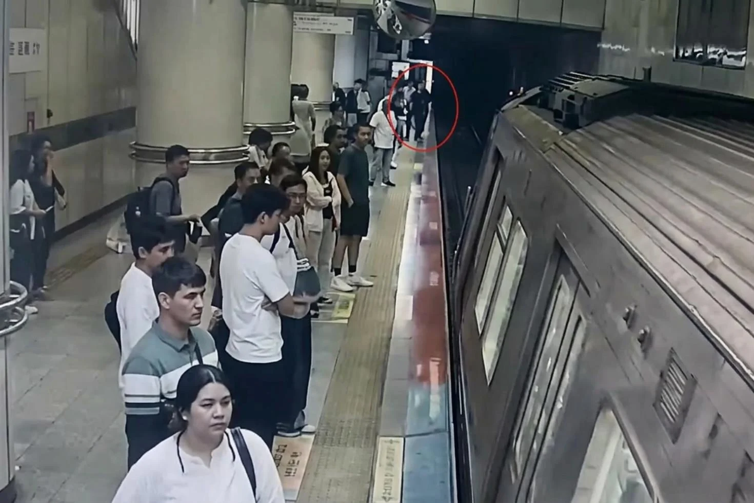 Görme engelli genç metro raylarına düştü: Dehşet anları kamerada