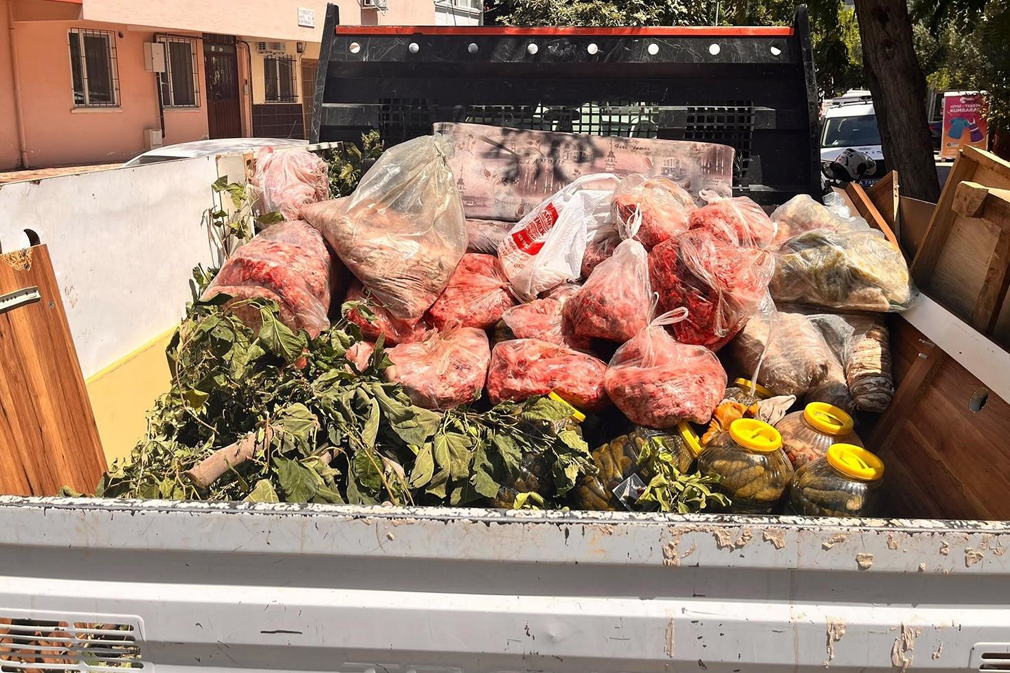 Antalya’da gıda deposuna denetim: 152 kilo et ve 20 bidon turşuya el konuldu