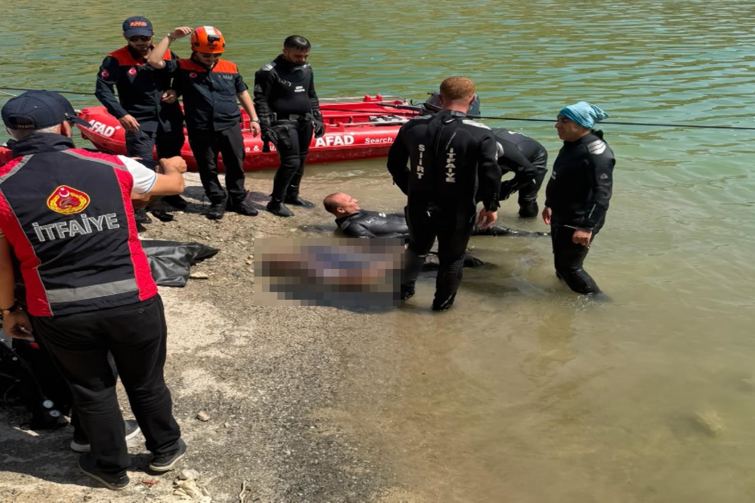 Evladını kurtarmak için gözünü kırpmadan çaya atlayan babadan acı haber