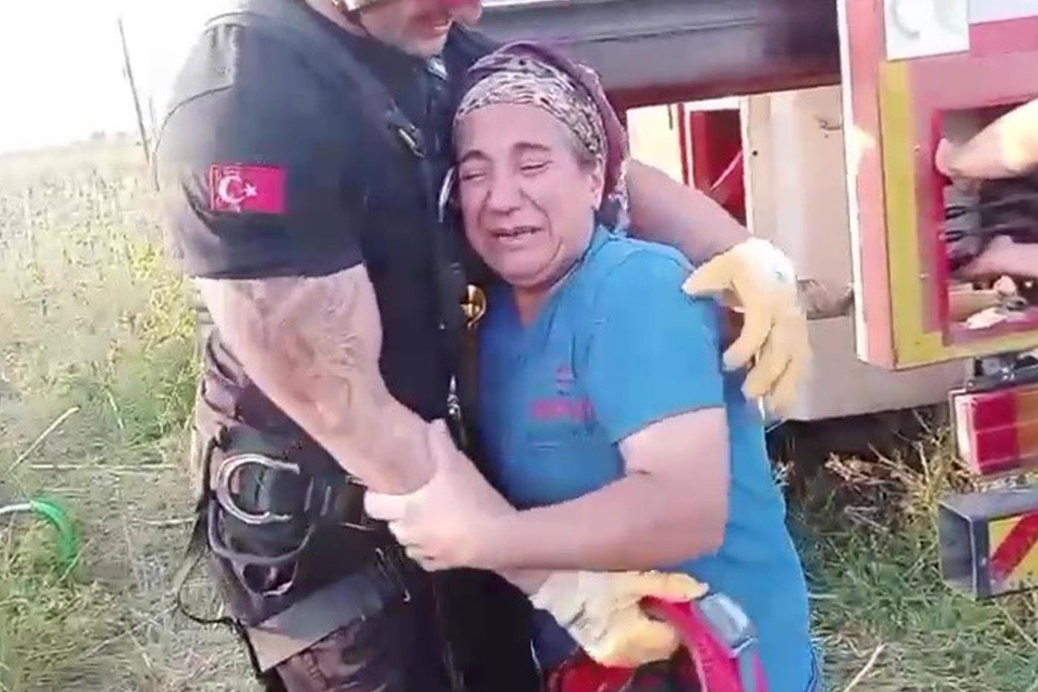 Adana’da kuyuya düşen inek itfaiye tarafından kurtarıldı