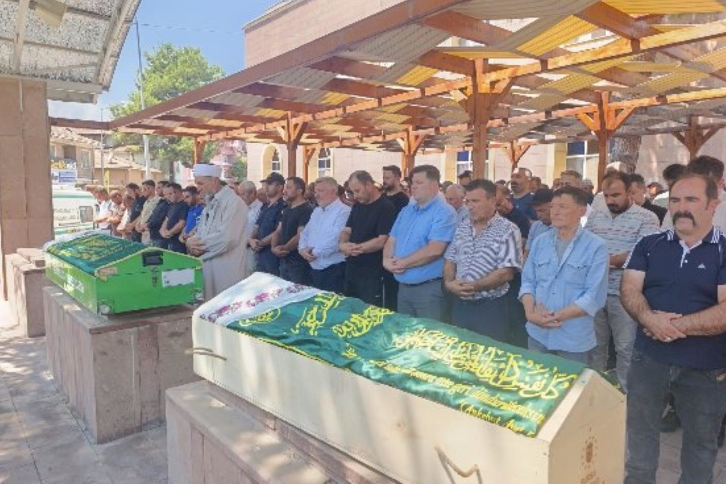 Günün en acı karesi: Anne-kız yan yana toprağa verildi