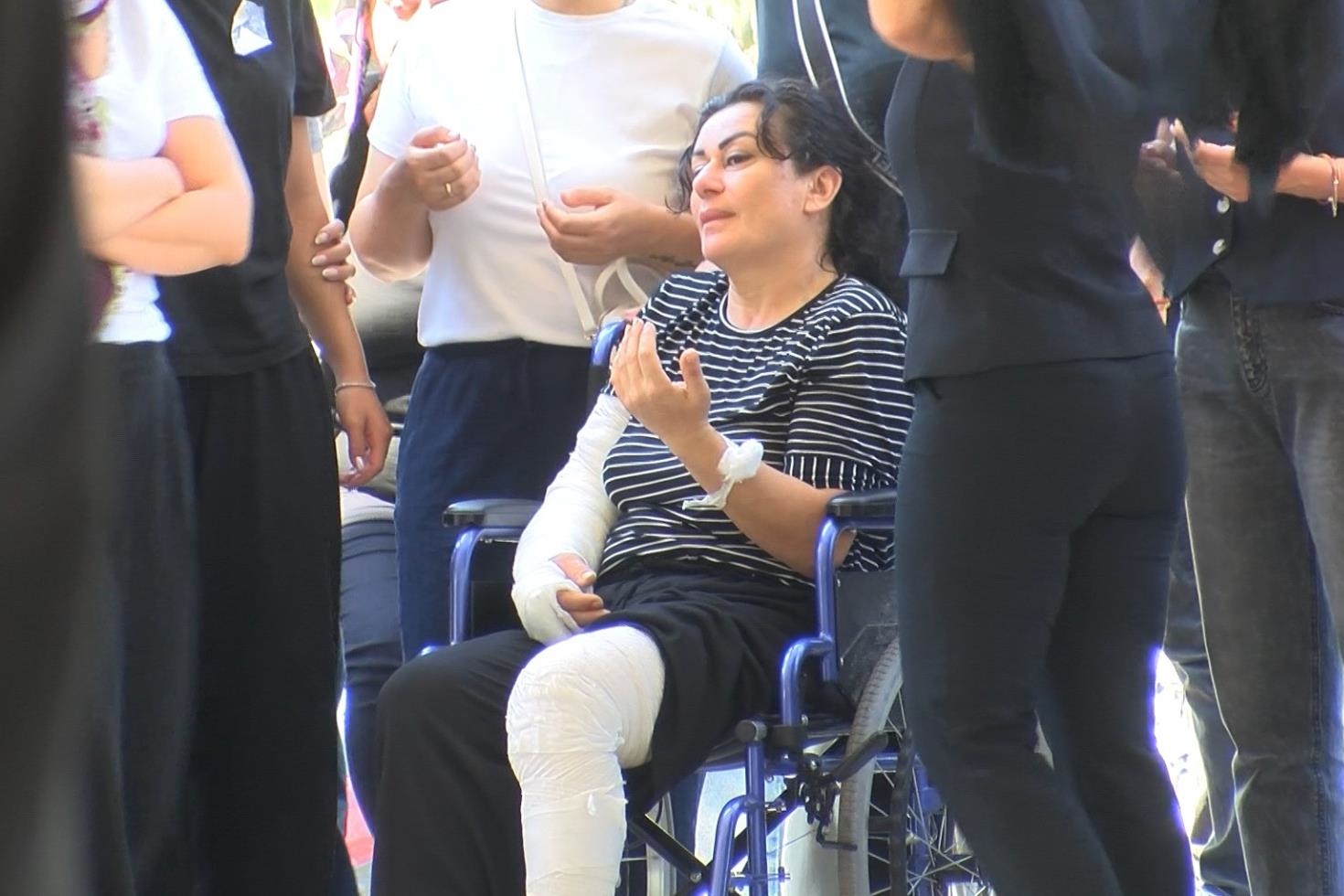 Eşiyle oğlu katledildi, kendisi yaralı kurtuldu: Ailesini böyle uğurladı