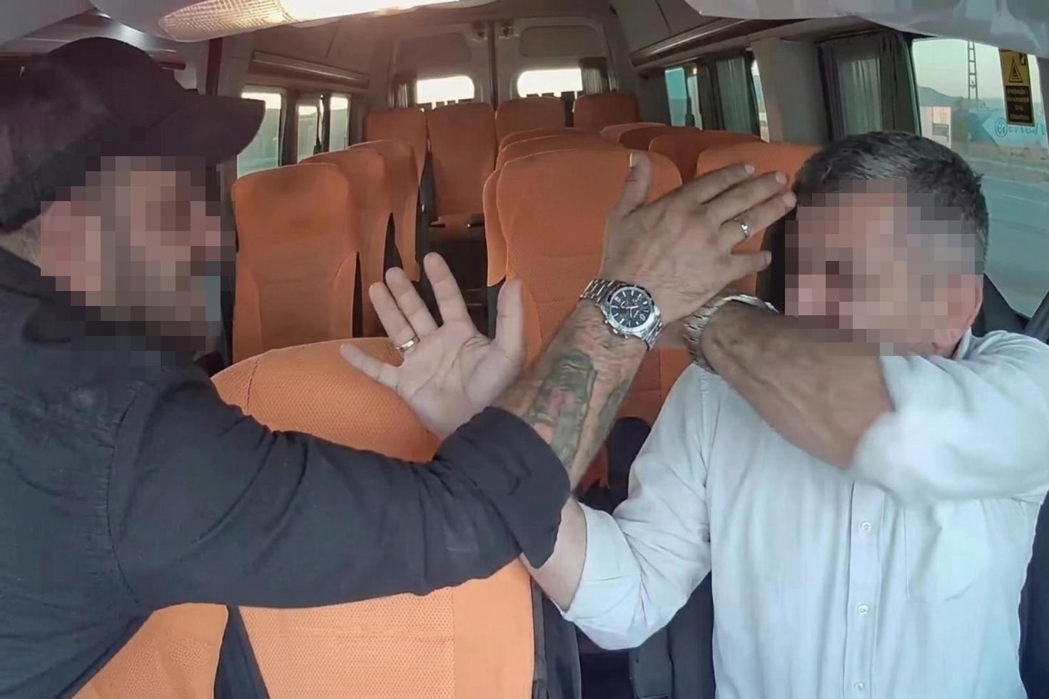Minibüs sürücüsüne dehşeti yaşattılar! Güpegündüz eşkıyalık