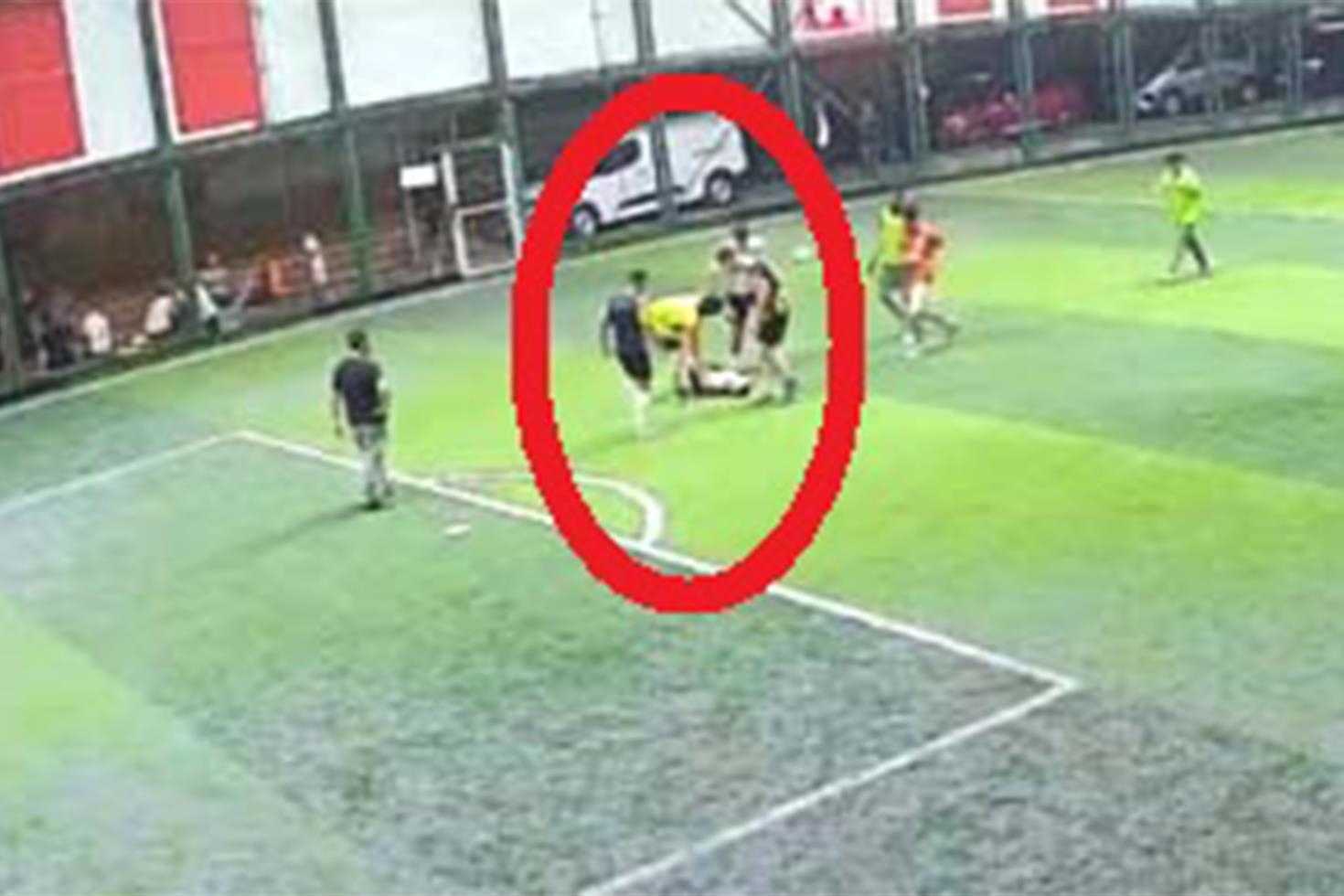 Avcılar’da halı saha maçında fenalaşan genç hayatını kaybetti