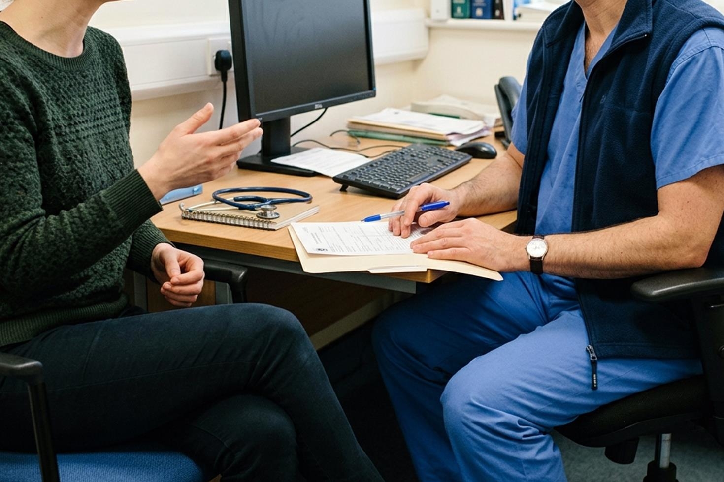 Manisa’da hastalardan ameliyat için para aldığı iddia edilen doktor tutuklandı