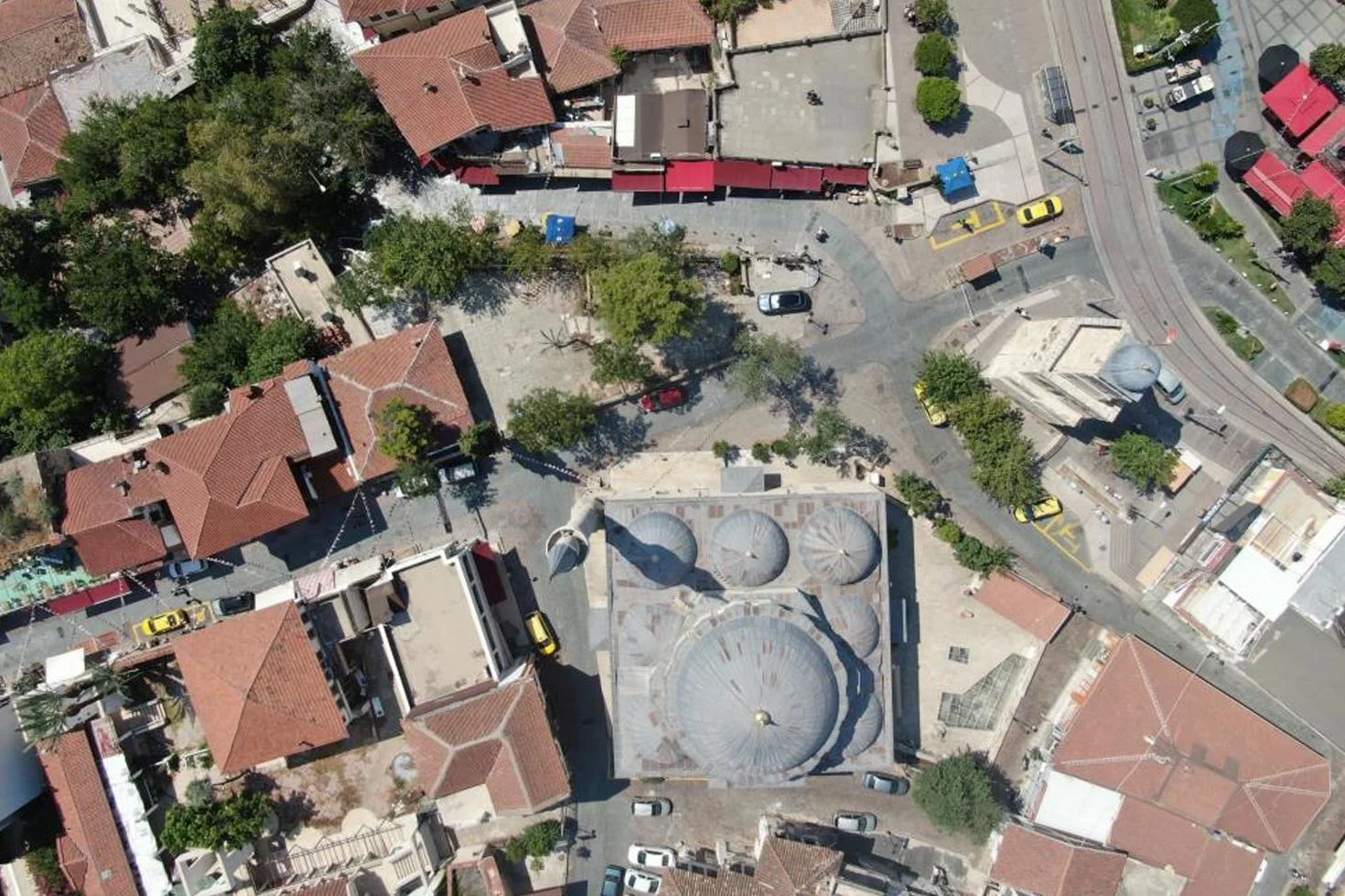 Hava kararınca nüfusunun 100 katını ağırlıyor
