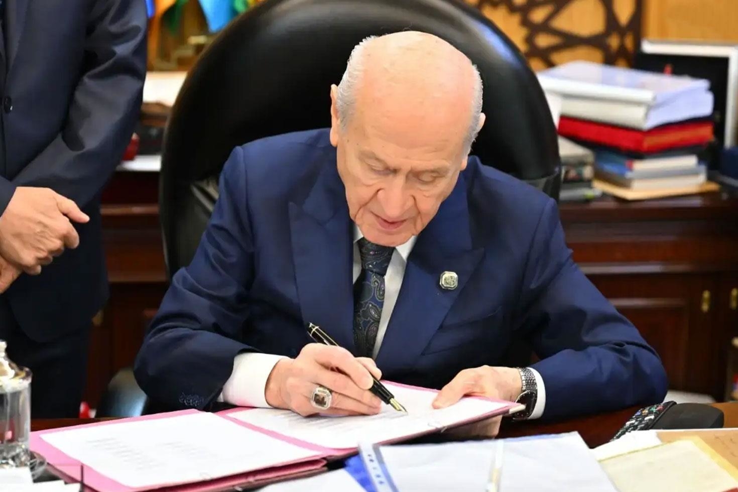 ‘Çerçeve Yasa’ya imza atmayan MHP’li İzzet Ulvi Yönter’den dikkat çeken paylaşım: Bir canım var o da feda olsun