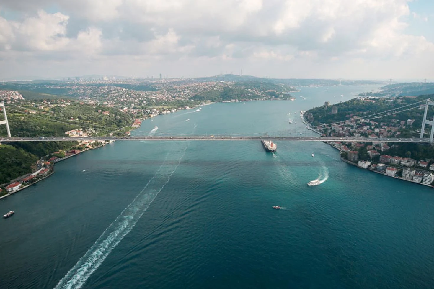 İstanbul’da yoğun sis: Boğaz hattı trafiğe kapatıldı