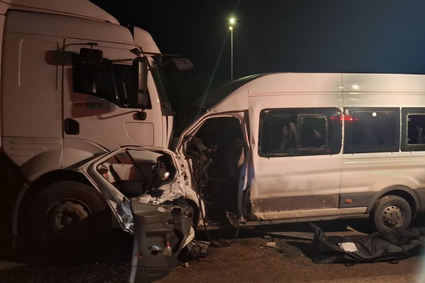 İşçi servisi ile kamyon kafa kafaya çarpıştı: 1 işçi hayatını kaybetti, 14 yaralı
