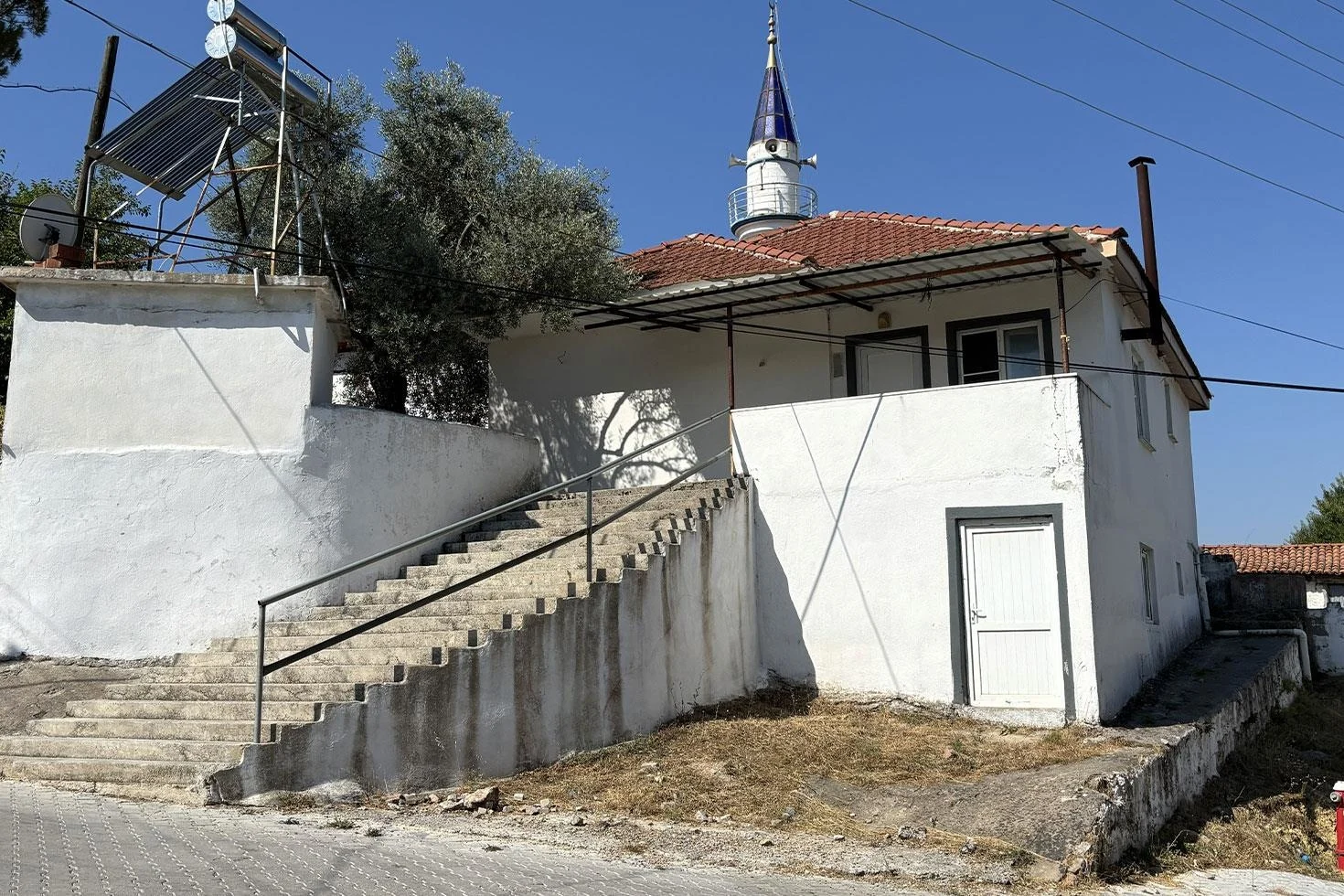 Menteşe’de istifa eden imamın “çöp evi” belediye tarafından temizlendi