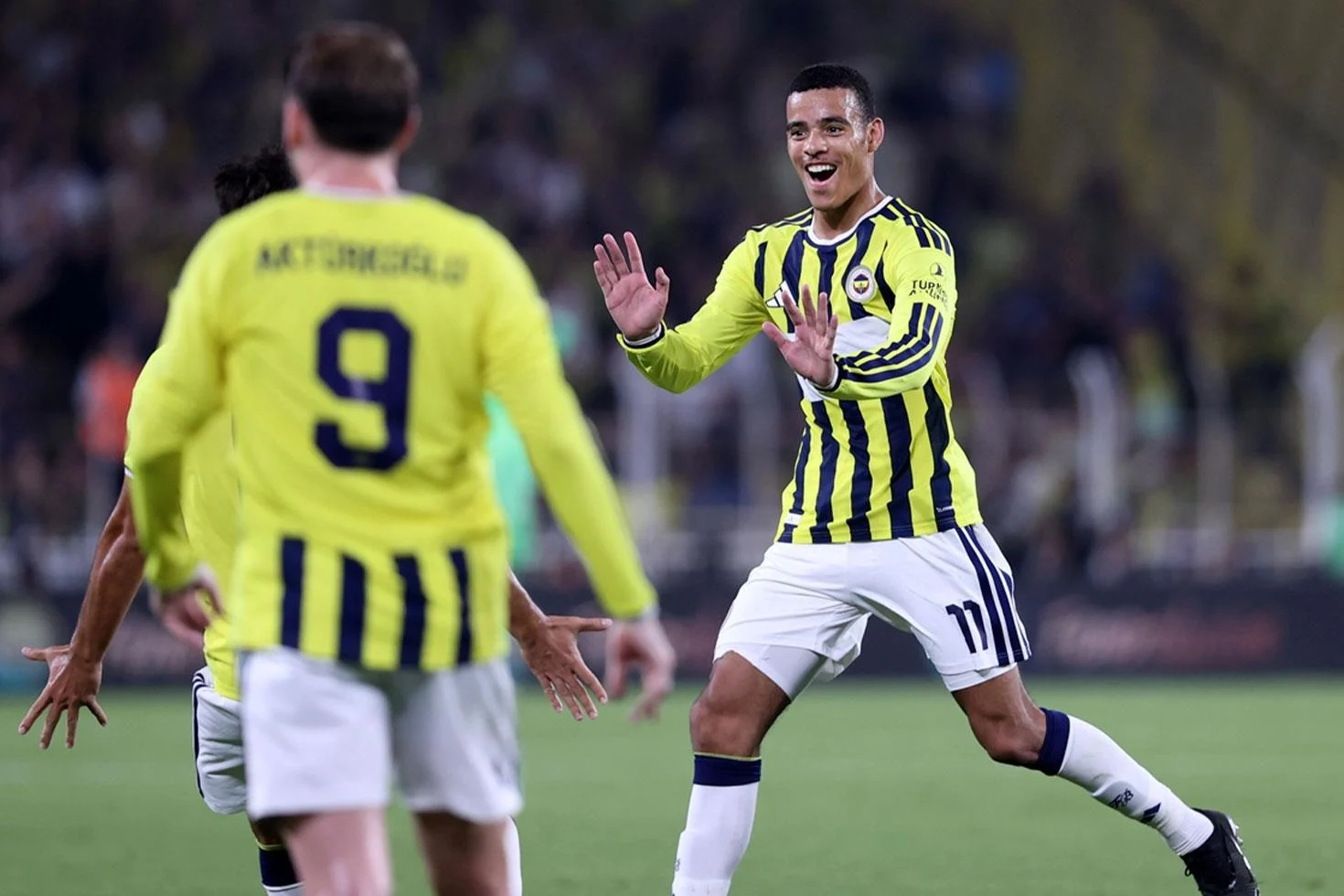 Kadıköy’de resital! Fenerbahçe yıldızlarıyla tura göz kırptı