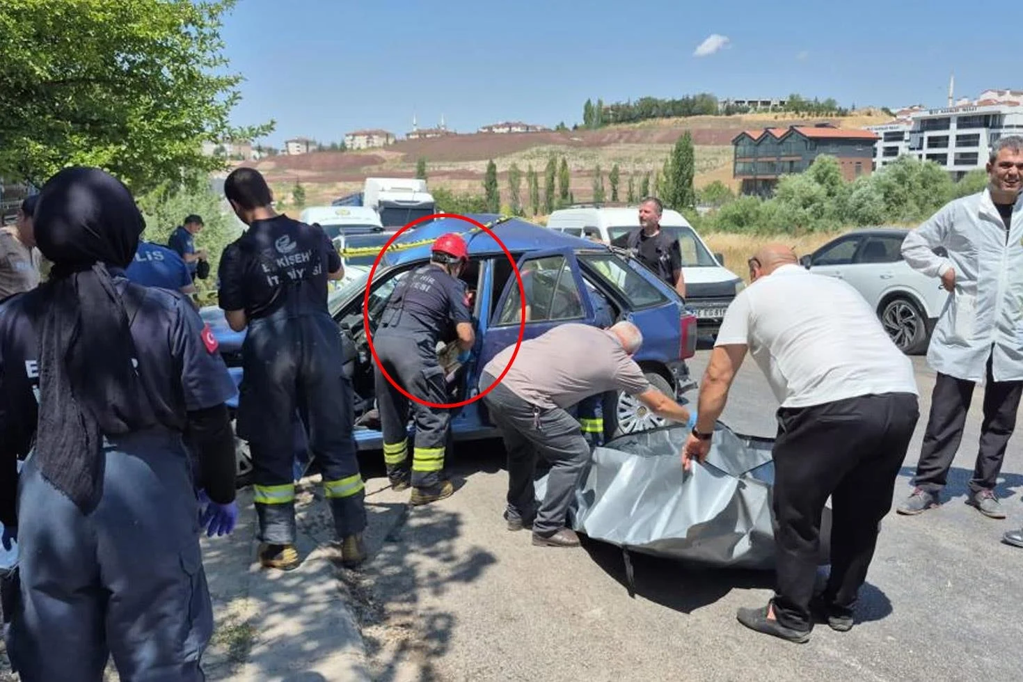 Talihsiz kadının cenazesi sıkıştığı araçtan güçlükle çıkarıldı