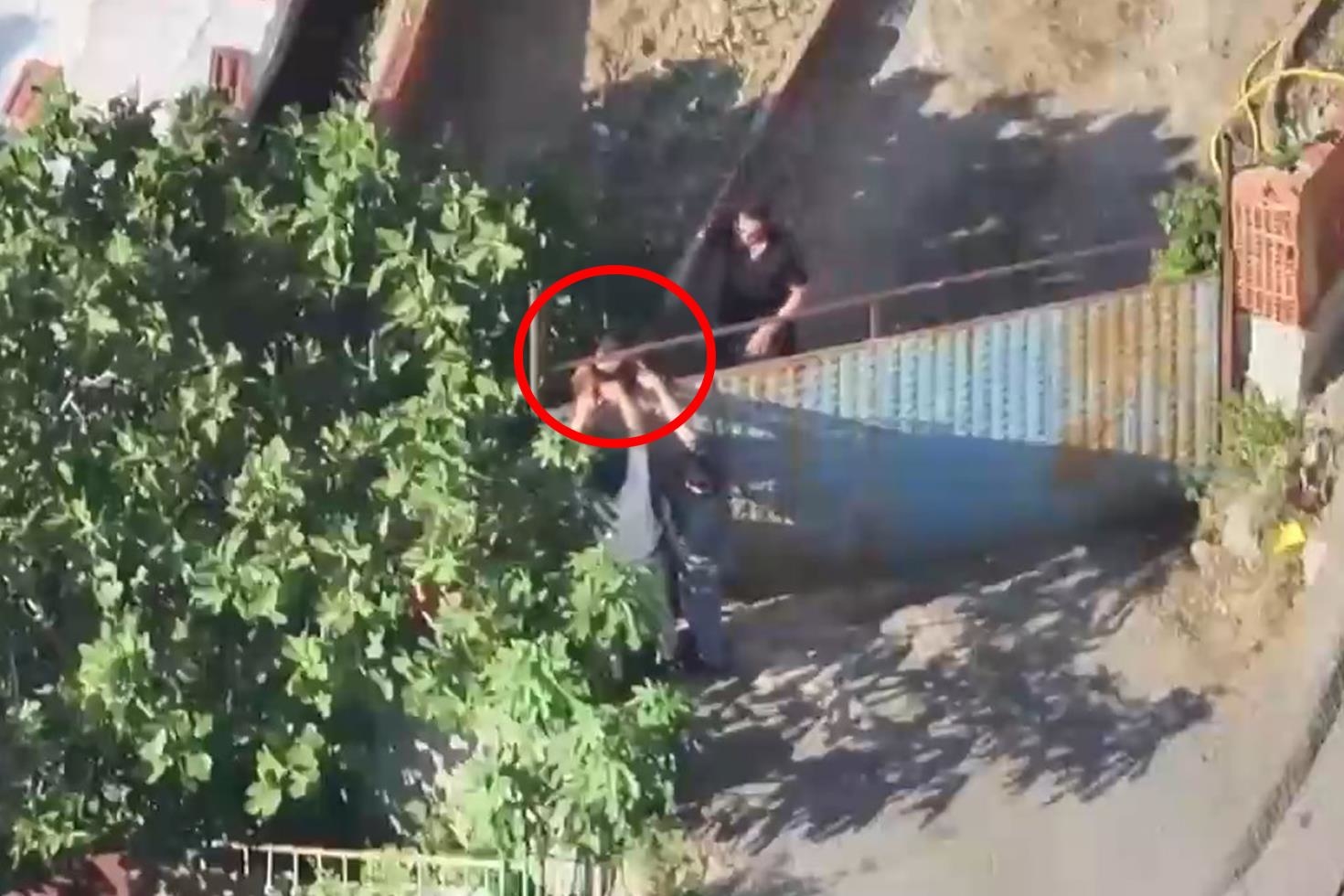 Maltepe’de 15 yıl hapis cezasıyla aranan cezaevi firarisi saklandığı evde yakalandı
