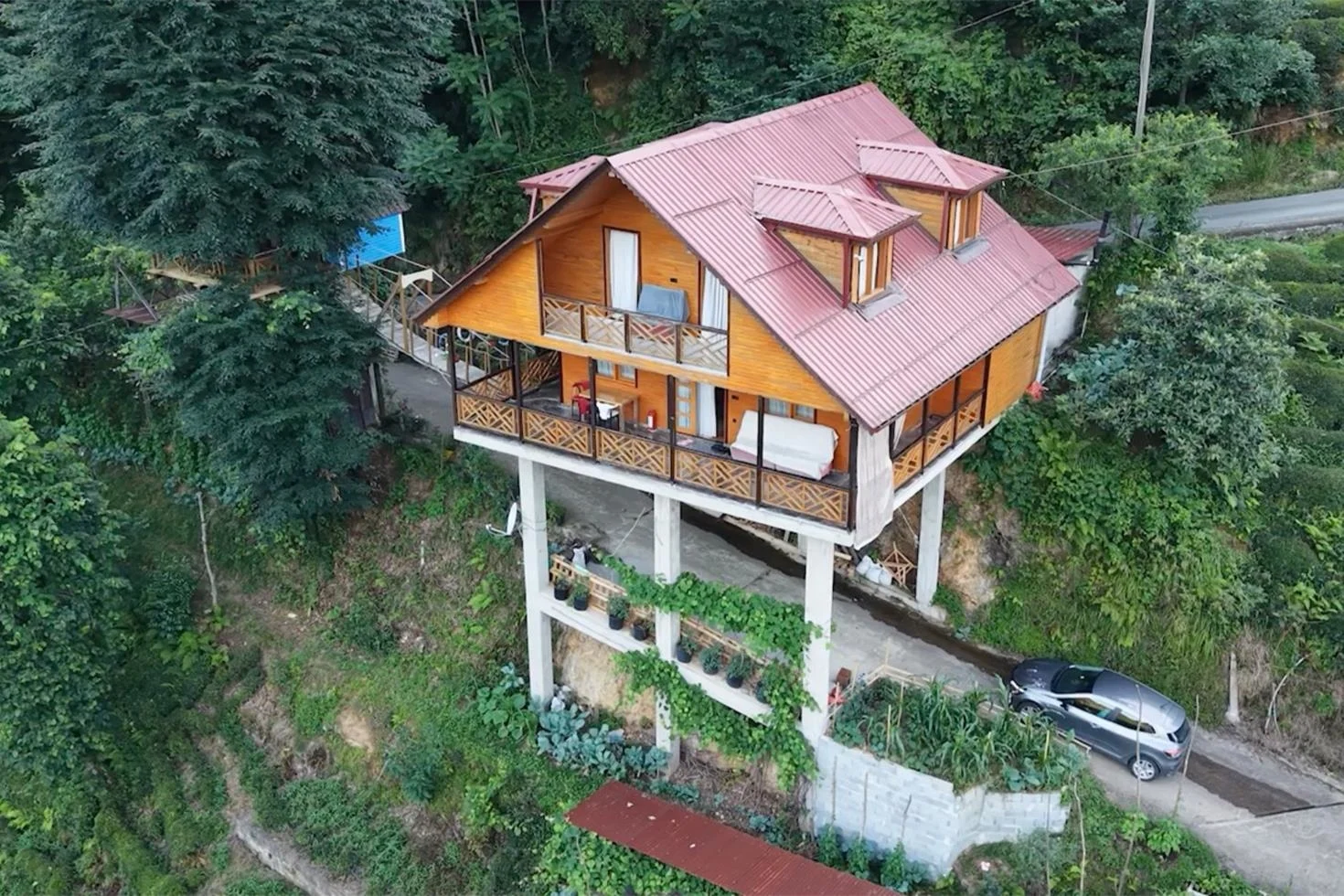 Karadeniz’in pratik zekası yine şaşırttı: Yolun 7.5 metre üstüne dev villa yaptı