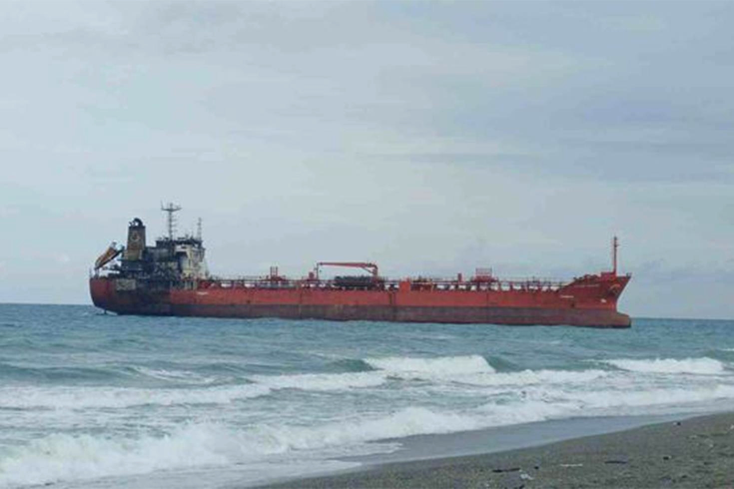 Karadeniz’de dron saldırısına uğrayan gemi Samsun’da karaya oturdu