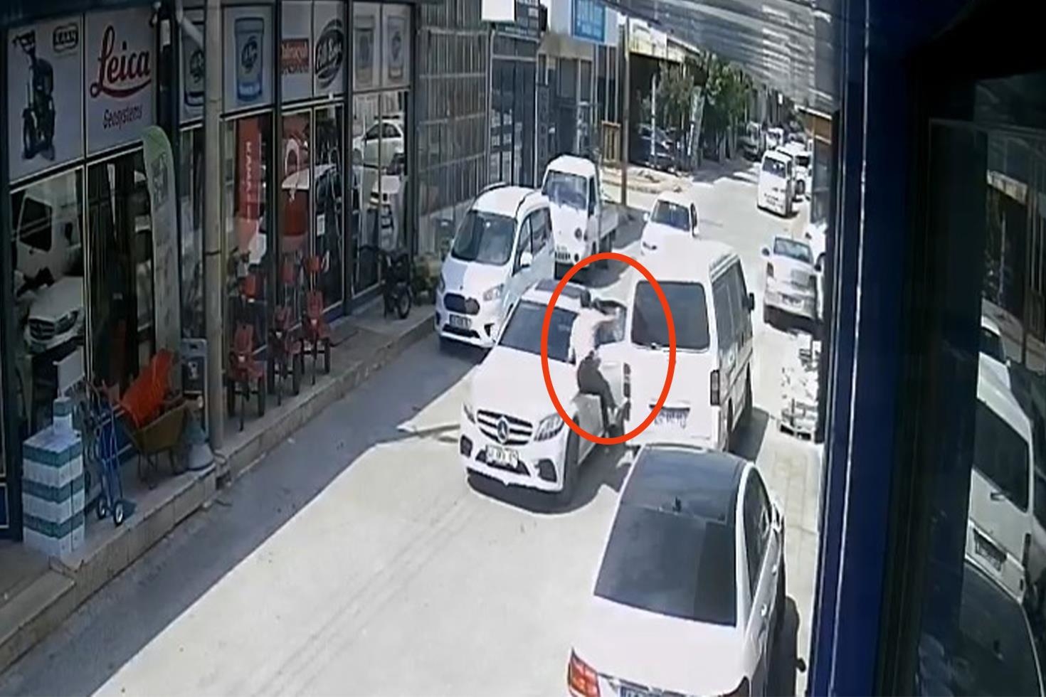 Konya’da maskeli gasp dehşeti: Dükkan önündeki araçtan 1 milyon TL çalıp kayıplara karıştılar