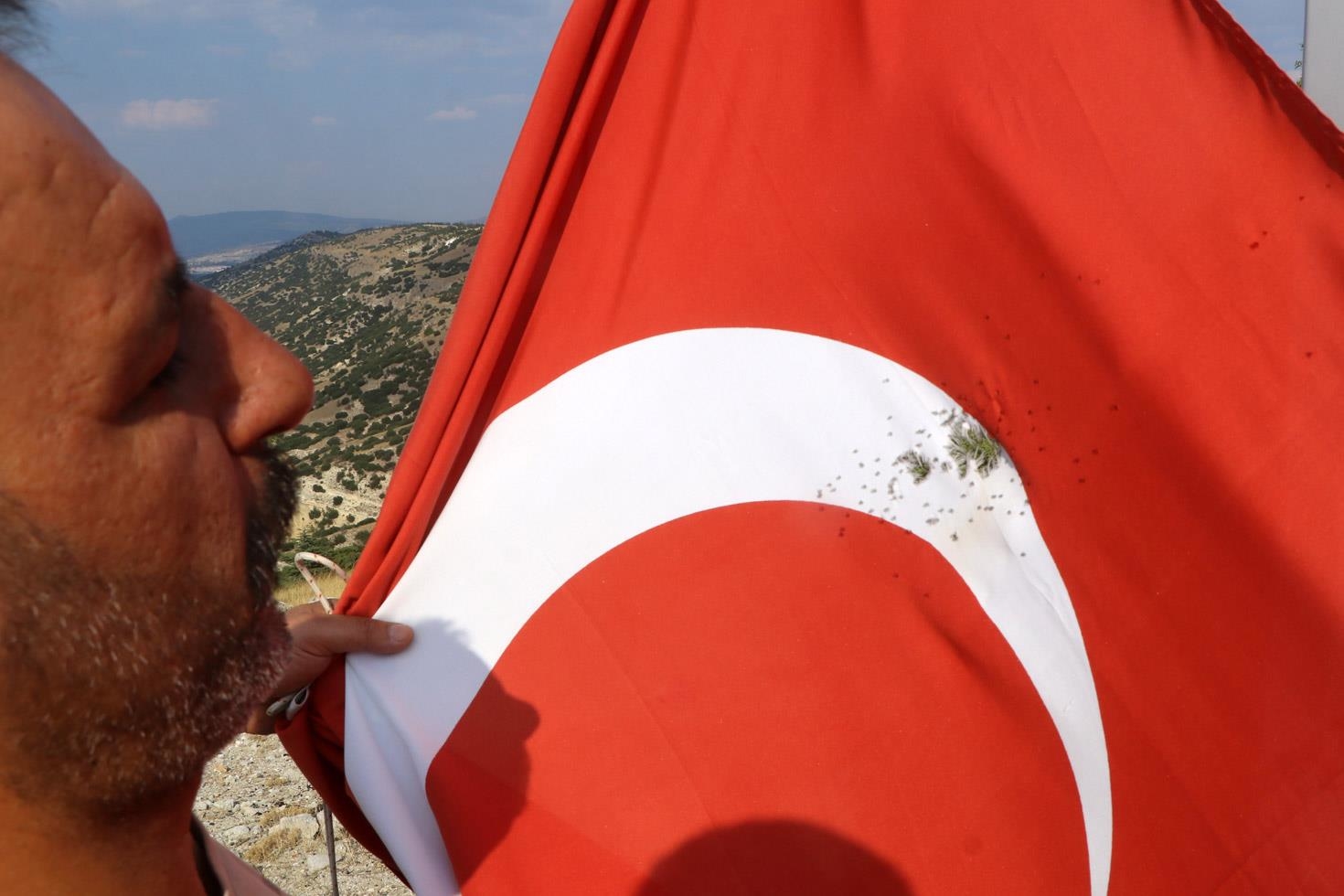Kenti karıştıran görüntü! Türk bayrağına av tüfeği ile ateş açıldı