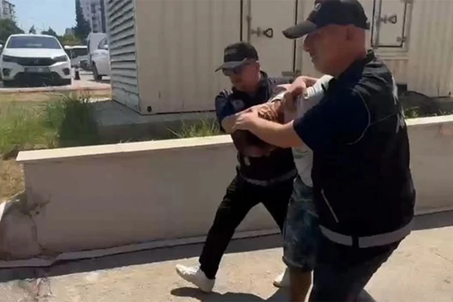 Kırmızı bültenle aranan uyuşturucu taciri Adana’da yakalandı