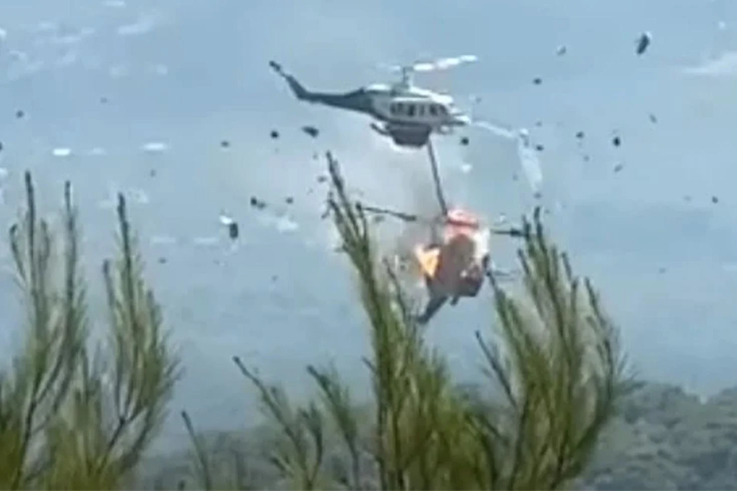 Yunanistan’da orman yangınlarına müdahalede facia: 2 helikopter havada çarpıştı