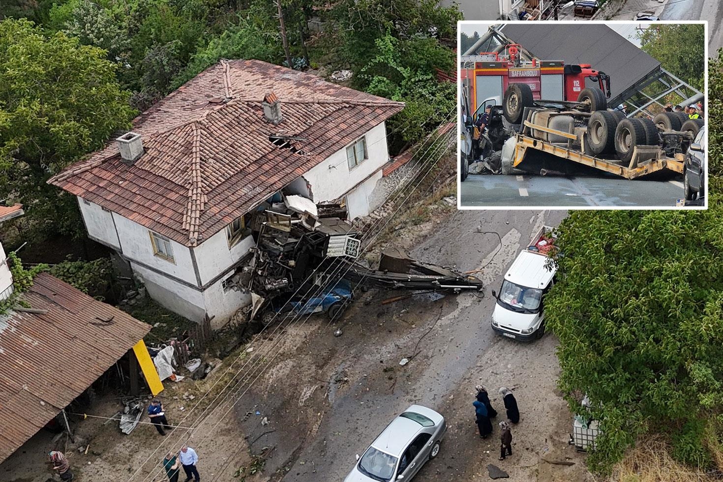 Kontrolden çıkan çekici motosiklete, savrulan iş makinesi eve çarptı: 2 ölü
