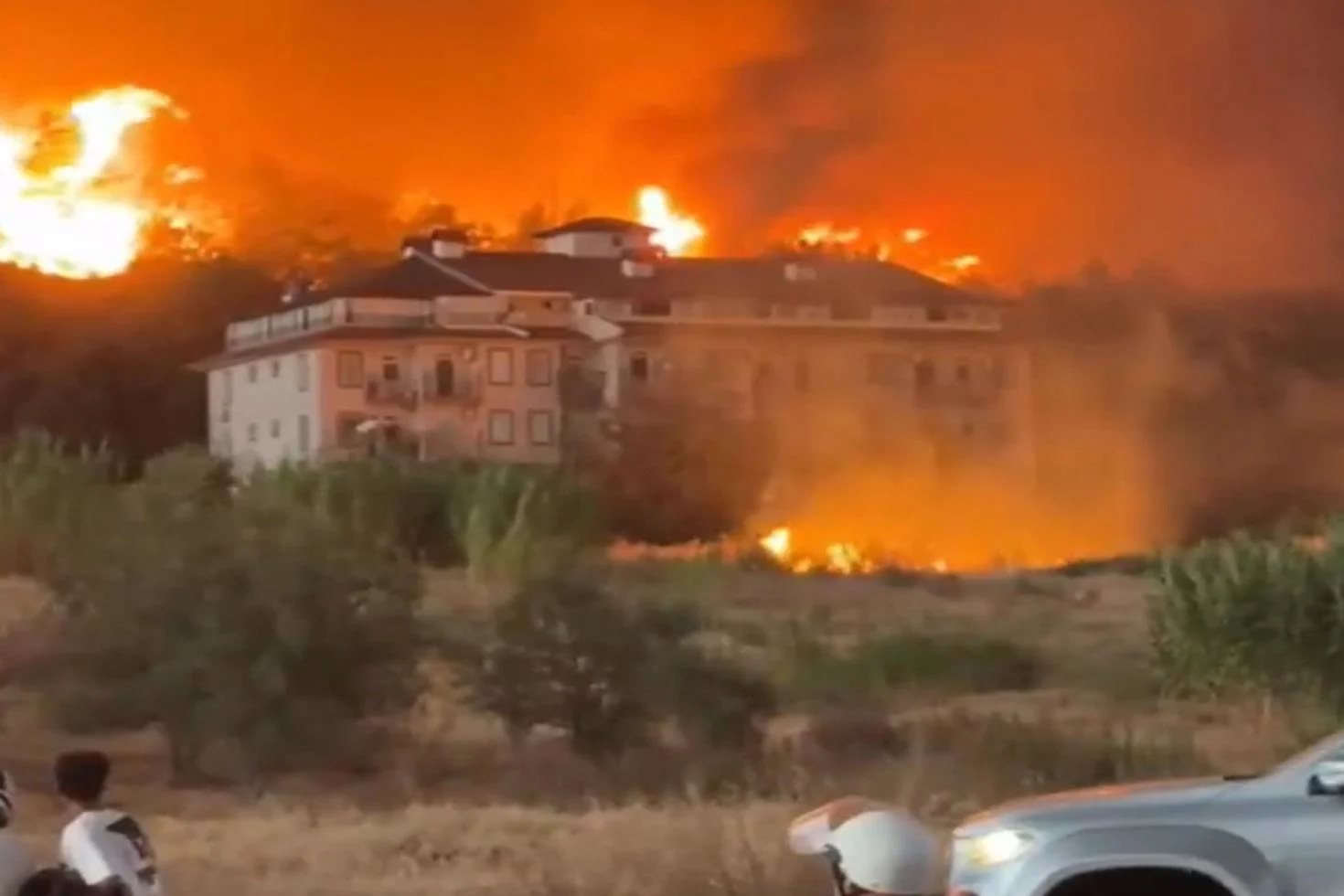 Fethiye’deki orman yangını evlere sıçradı