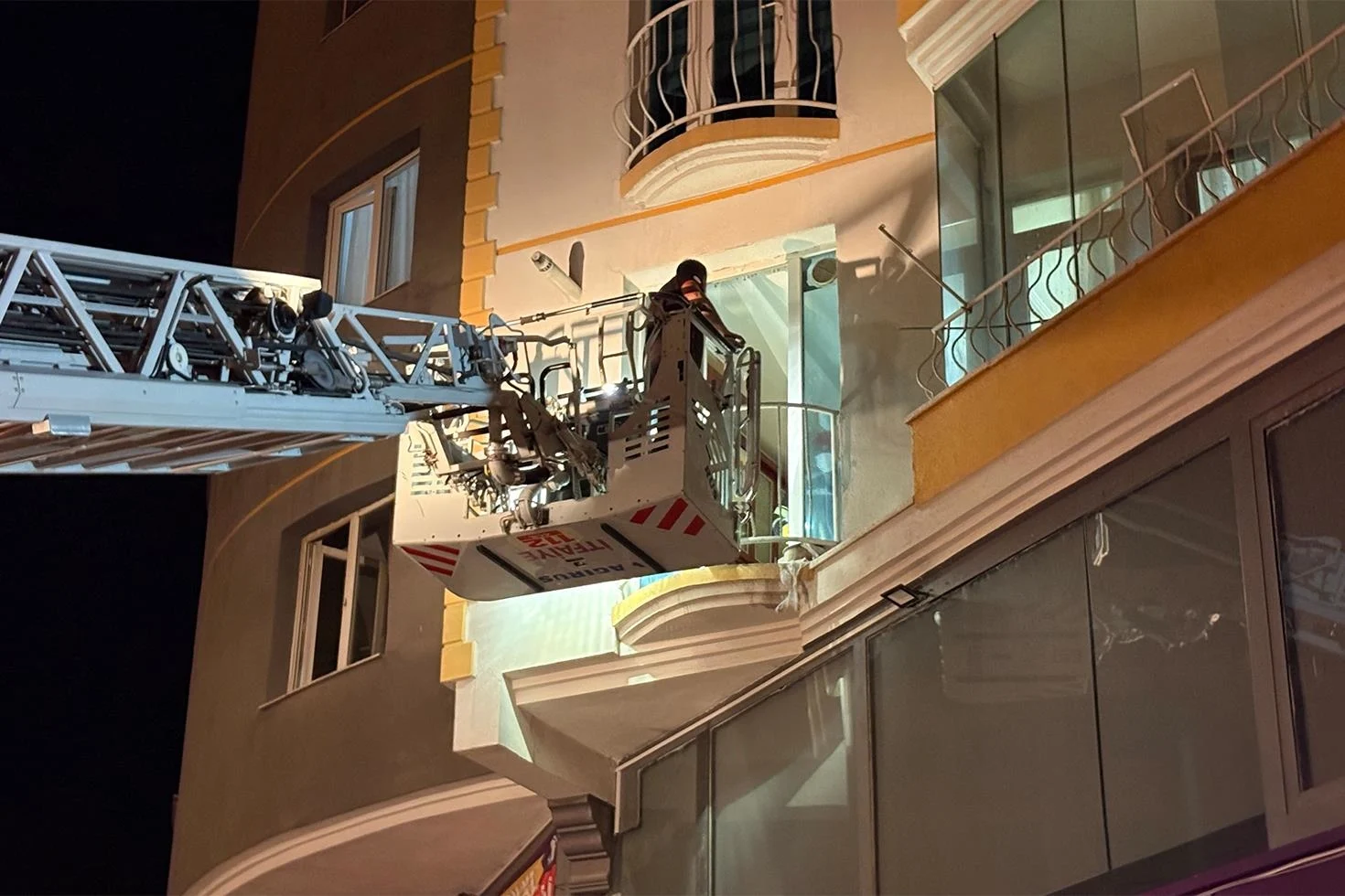 Kotu Kokular Gelen Eve Giren Ekipler Aci Manzarayla Karsilasti 20137242 55 Jpg