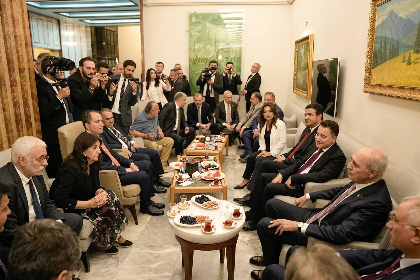 Meclis kulisinde dikkat çeken diyalog! Babacan’ın sözlerine Ala’dan “bambu ağacı” yanıtı