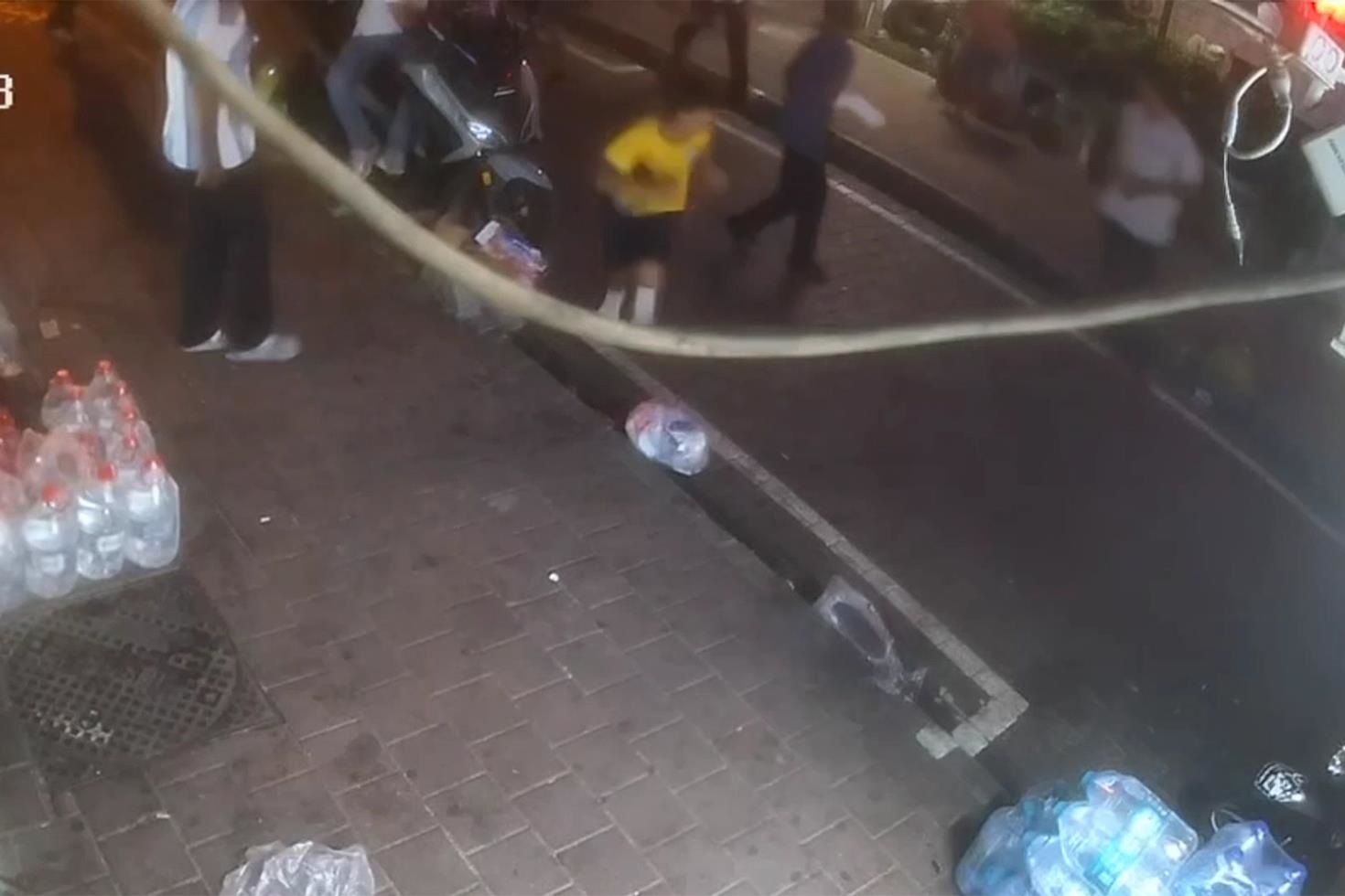 Fatih’te midyeciyle tartışan şüpheli, kavgayı ayırmaya çalışan midyecinin kız kardeşini bıçakladı