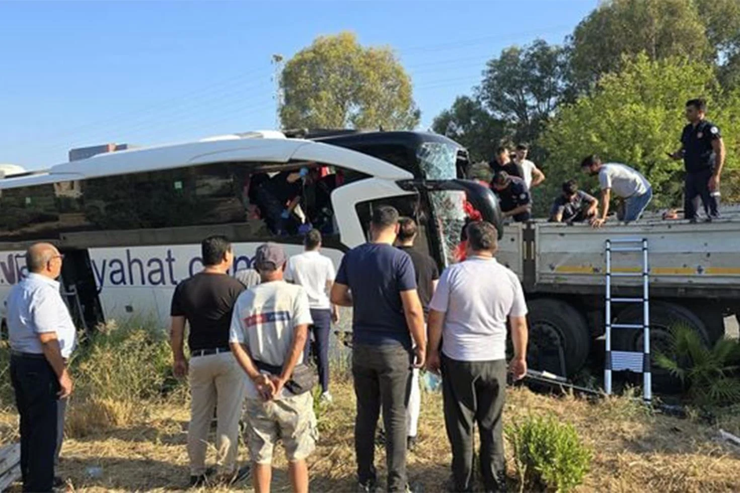 Milas’ta tur otobüsü tıra çarptı: 2 ölü, 8 yaralı