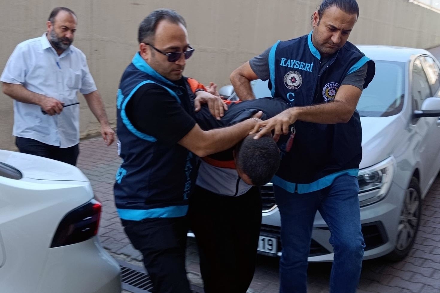 Misafir olarak gittiği evin sahibini bıçaklayarak öldüren şüpheli, operasyonla yakalandı