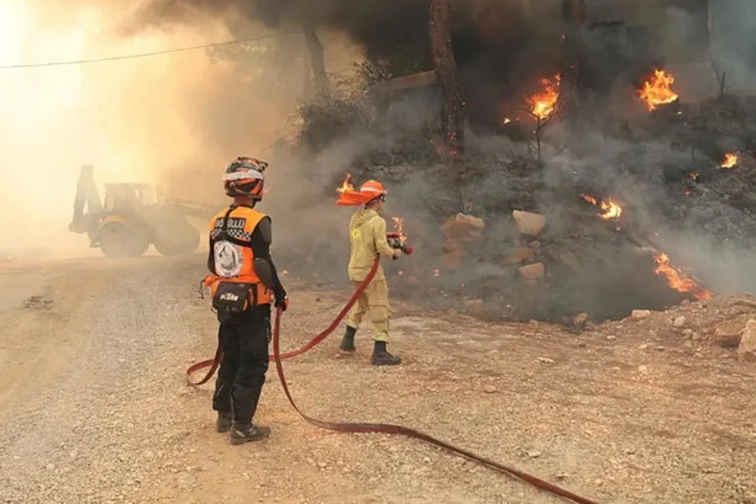 Alevler mahallelere dayanmıştı! Muğla ve Antalya’yı kavuran yangında son durum