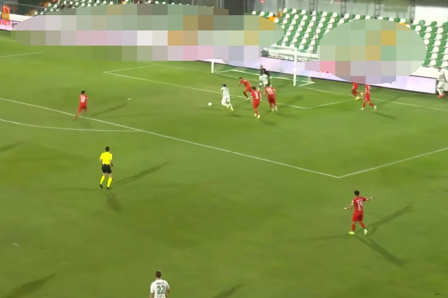 Muğlaspor-Boluspor maçındaki reklam panolarını görenler inanamadı