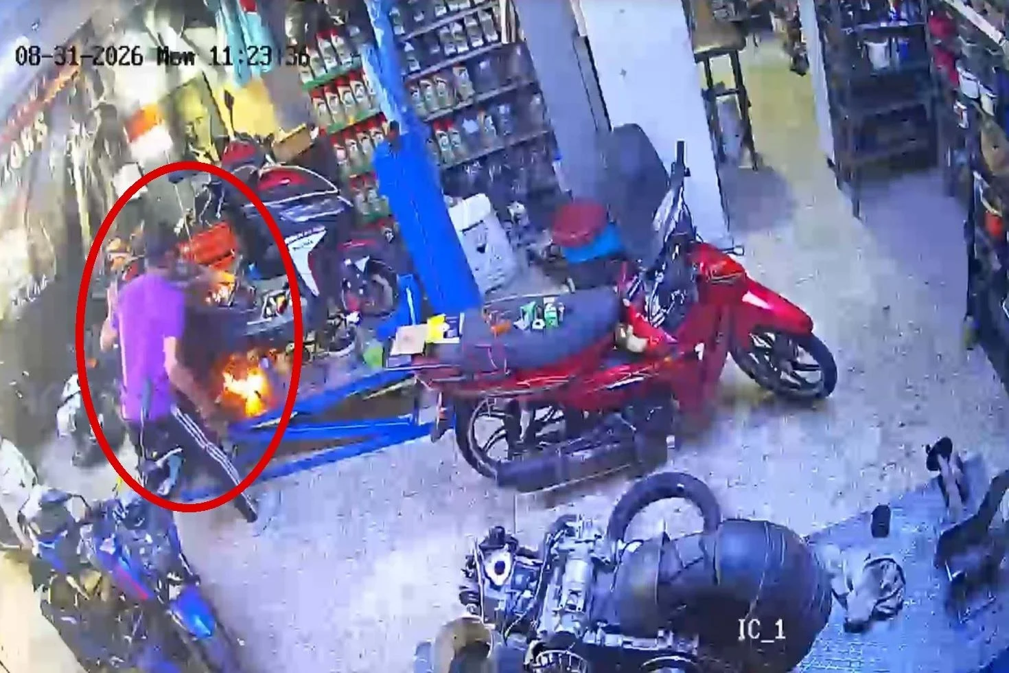 Manisa’da alev alan motosiklete sıradışı müdahale