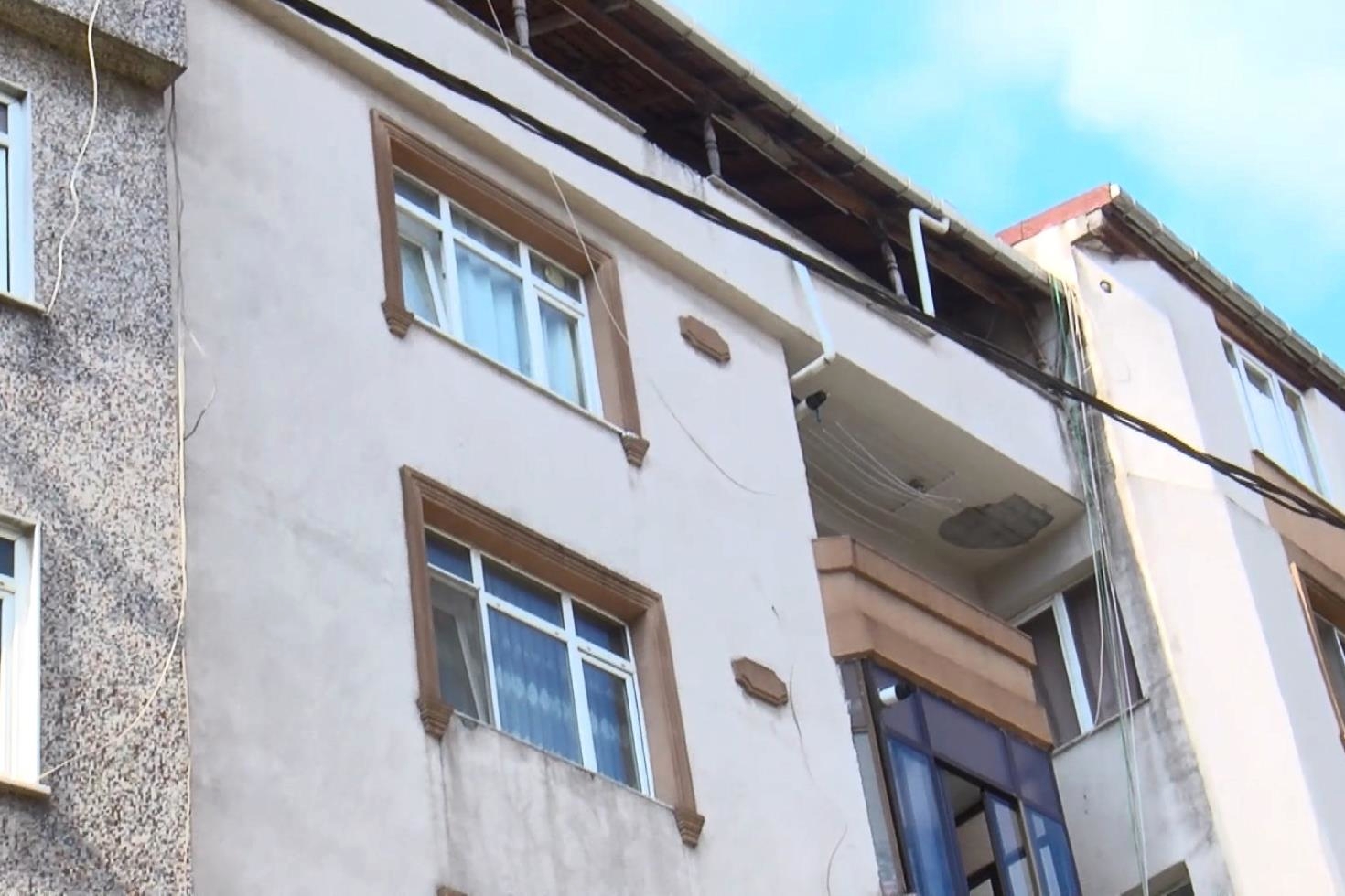 Kötü koku şikayeti, korkunç gerçeği ortaya çıkardı: Ölen kardeşiyle aynı evde yaşamış