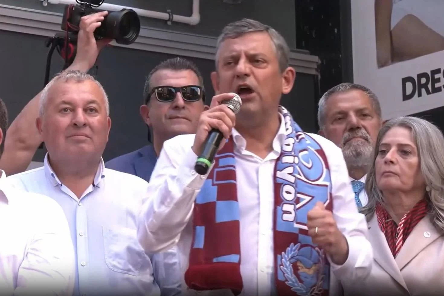 Özgür Özel’den siyaset tarihine geçecek bir gaf daha!