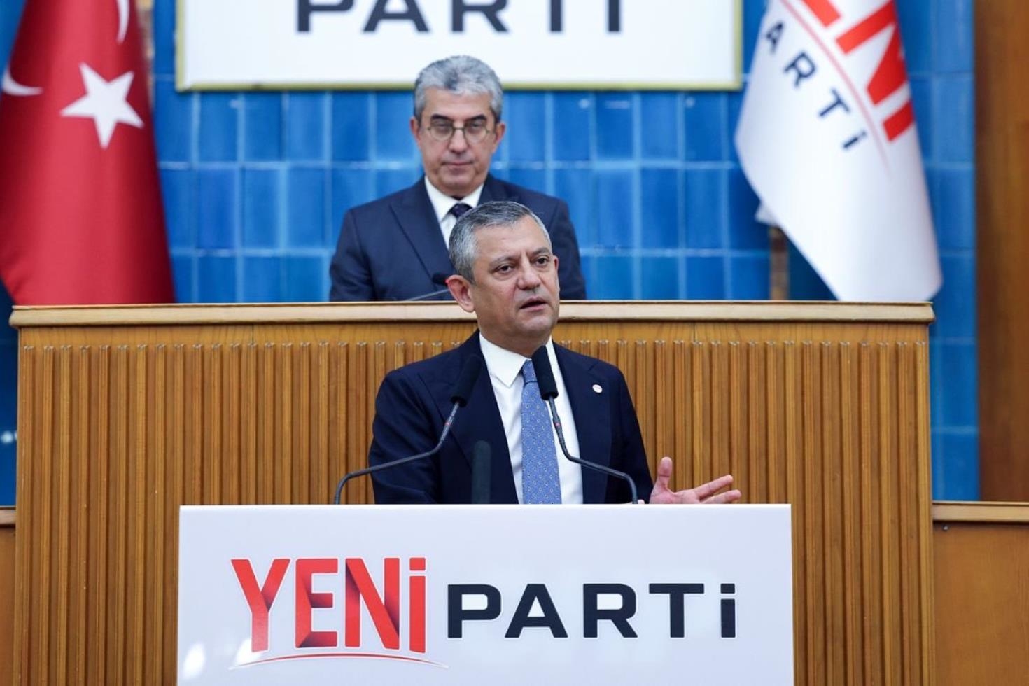 Özgür Özel’e kötü haber: Yeni Parti’den ilk istifalar geldi