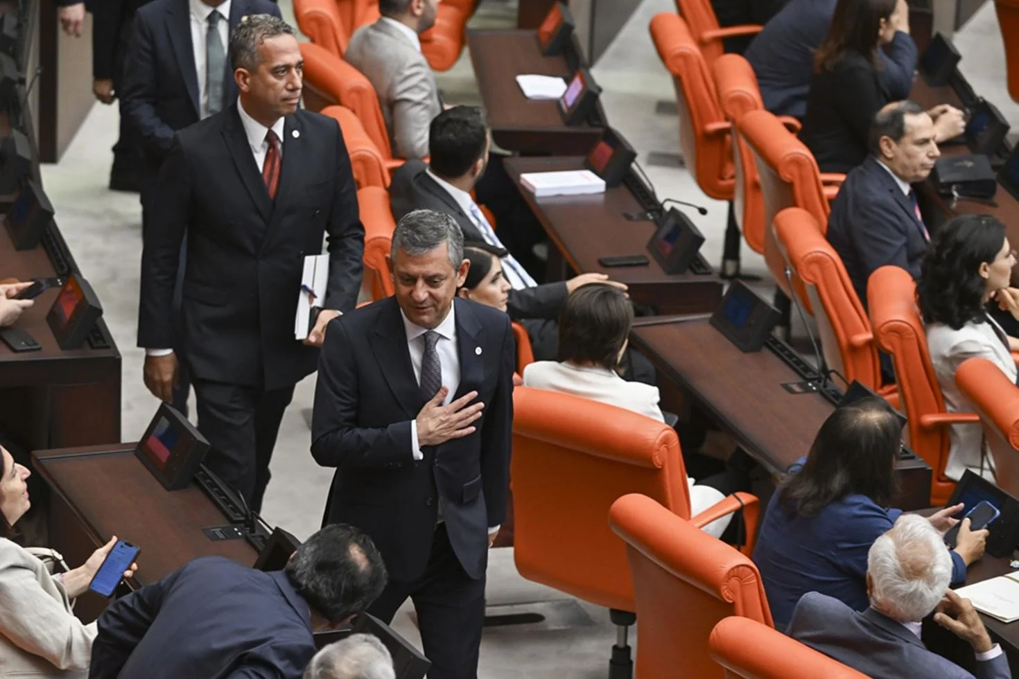 Özgür Özel’le aynı fikirde değiller! Yeni Parti’de büyük fire