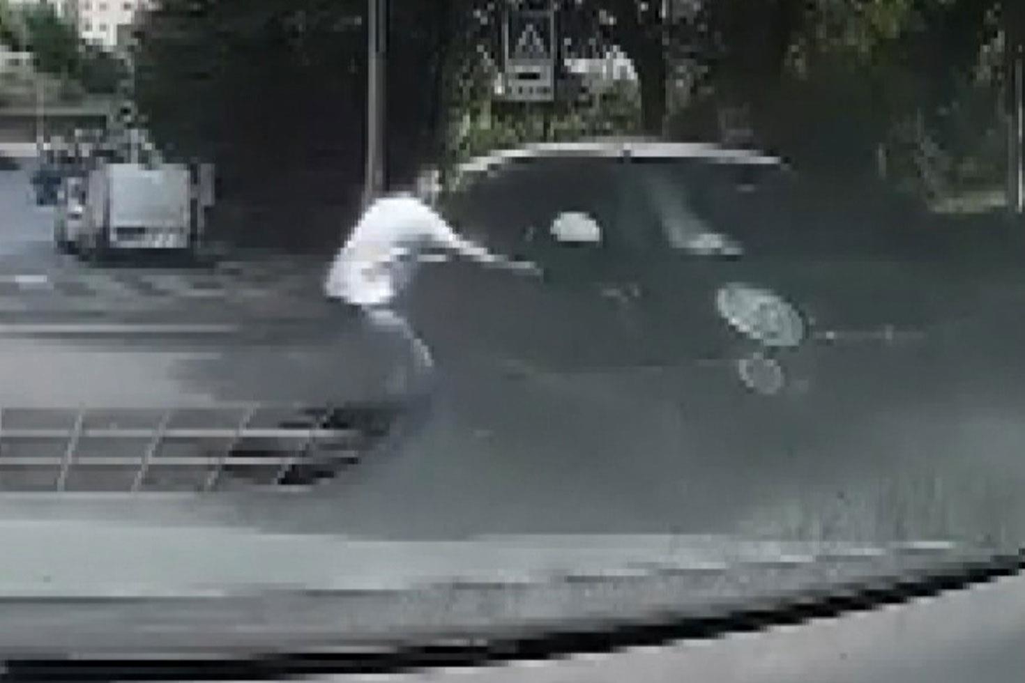 Yokuştan kayan aracı fark edip otomobilinden inerek koştu, kaputundan tutarak durdurdu