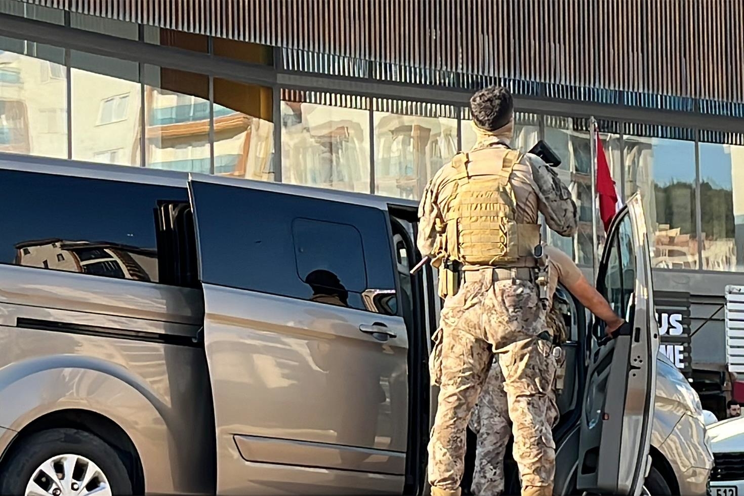 Gebze’de kaçmak isterken merdivenden düşen şüpheli yakalandı