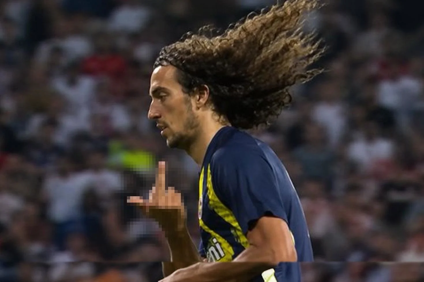 Guendouzi’den Lyon taraftarına olay hareket