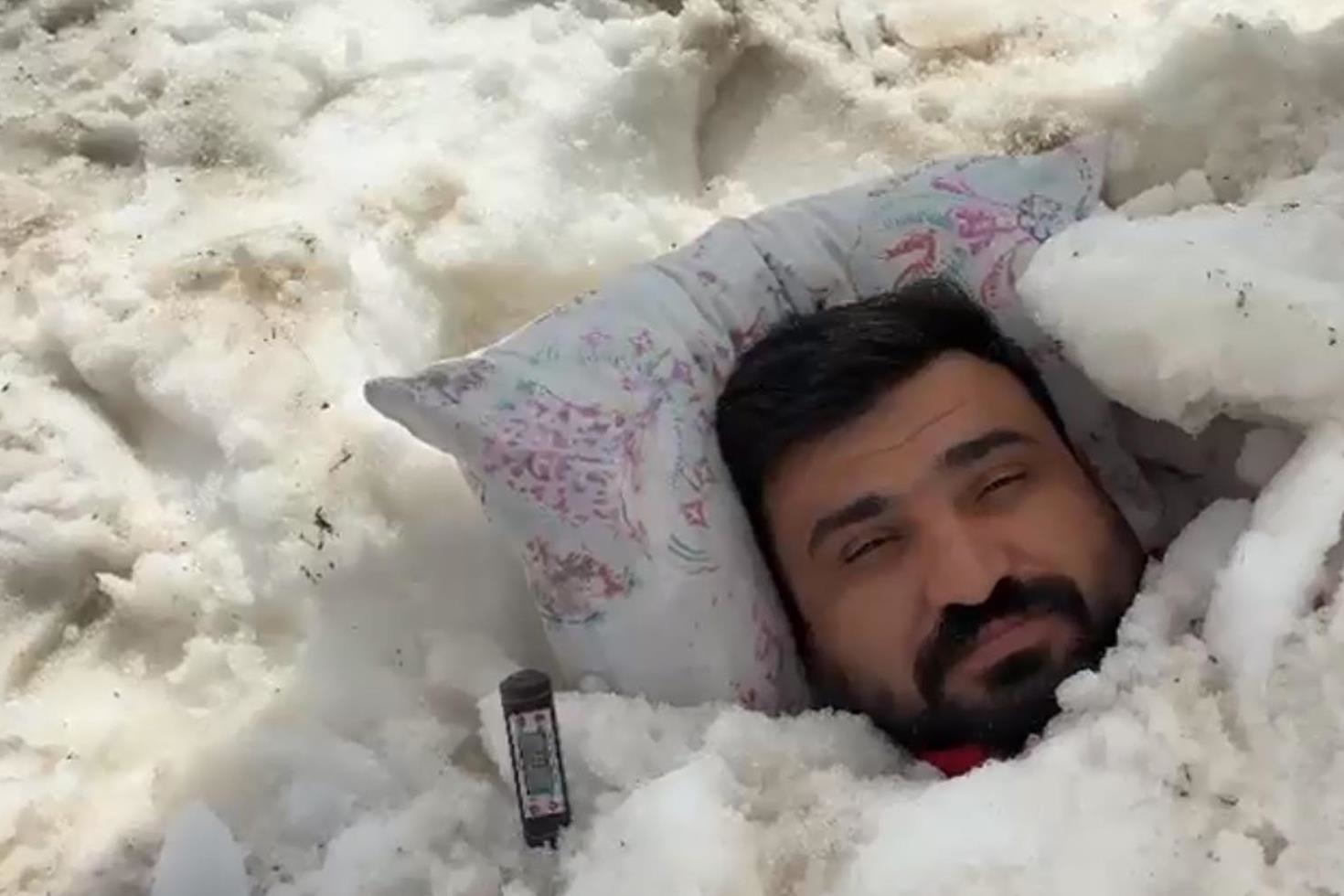Şehir sıcaktan kavruldu, onlar karın tadını çıkardı