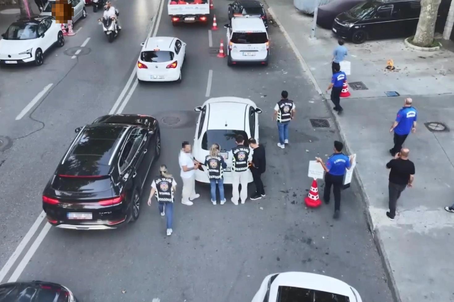 Sürücülerin kabusu oldular! İstanbul’da değnekçilere darbe
