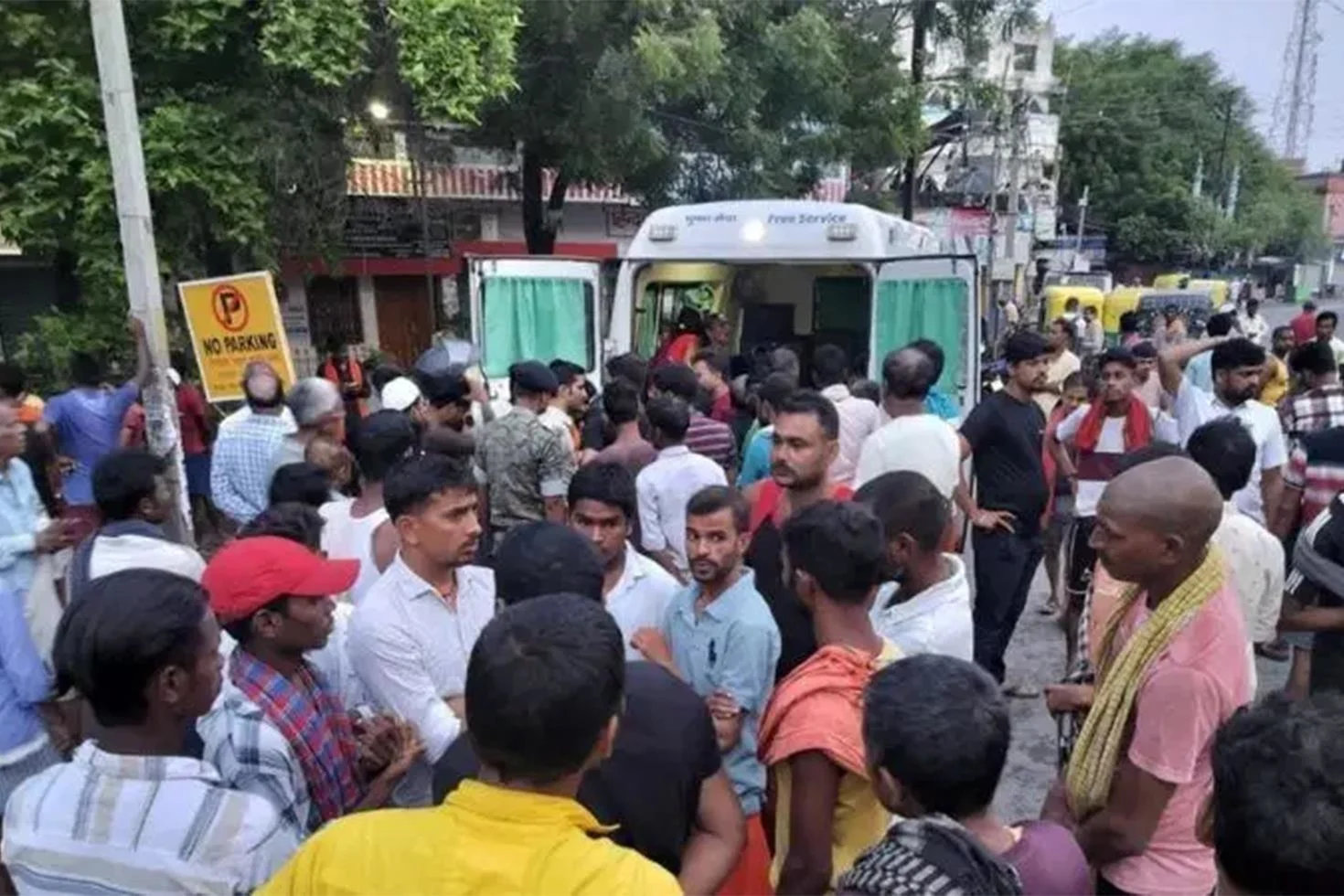 Hindistan’da tapınakta izdiham: En az 7 kişi hayatını kaybetti