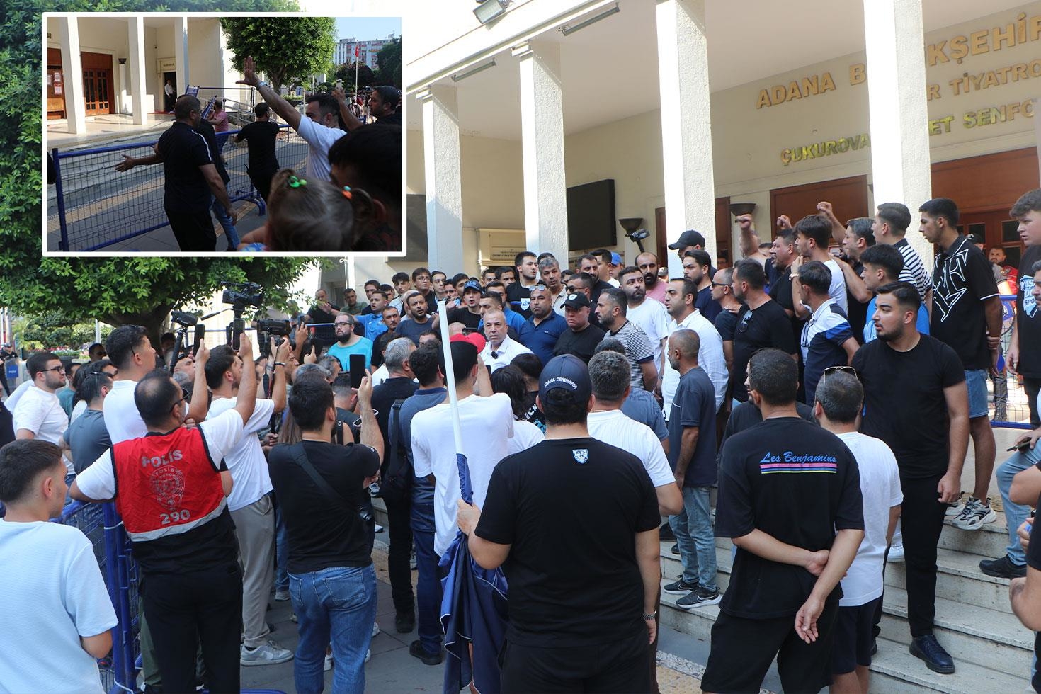 Adana Demirspor taraftarları belediye binasına girmeye çalıştı, ortalık karıştı