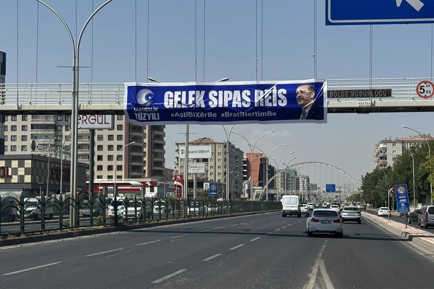 Diyarbakır’da dikkat çeken pankart: Erdoğan’a Kürtçe teşekkür ettiler