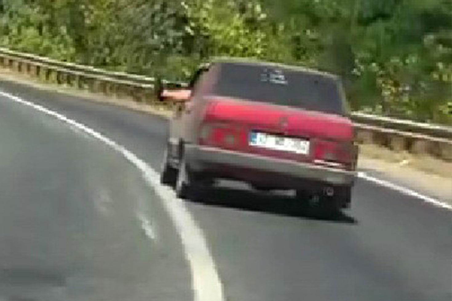Karabük’te ayağını dışarı çıkararak seyreden sürücü kamerada