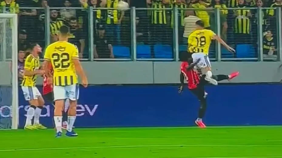 Trio’dan Fenerbahçe’nin penaltı beklediği pozisyonlar için olay yorum