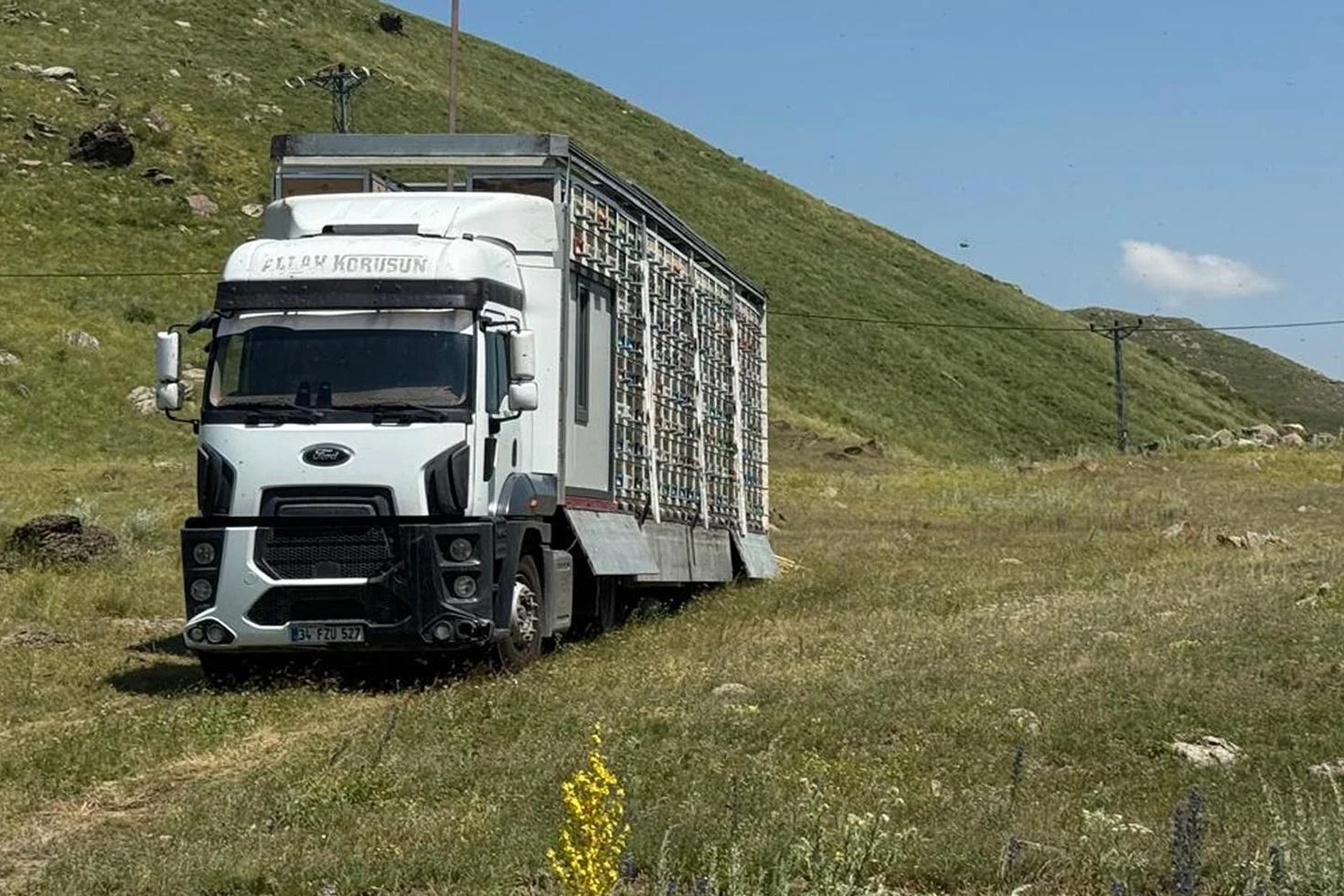 Türkiye’de bir ilk! Tır dorsesini mobil bal fabrikasına çevirdi